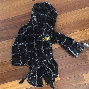 Black and White Robe with Plush Fabric and Belt